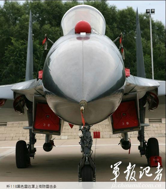 Đầu lồng radar màu đen của J-11B có sợi dây chống sét.